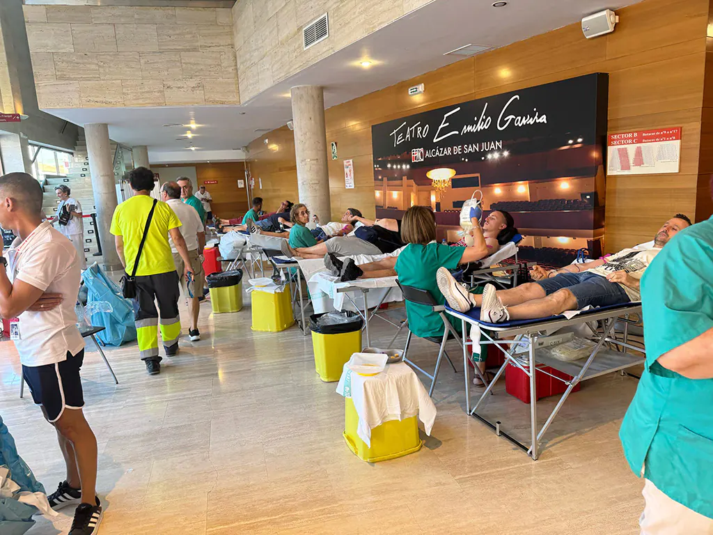 Éxito de participación en la macrodonación de sangre en el teatro Emilio Gavira 1 donantes sangre alcazar macrodonacion verano 2025 04