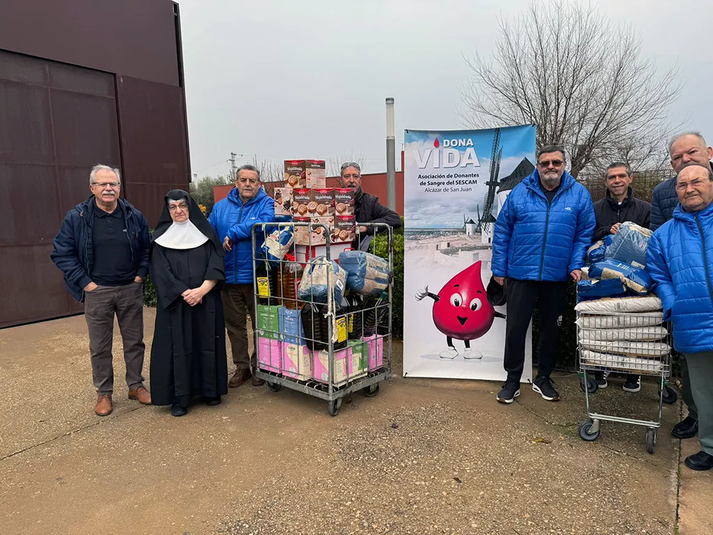 Entrega de alimentos de la Asociación de Donantes de Sangre en la Residencia Santa Marta de Alcázar de San Juan