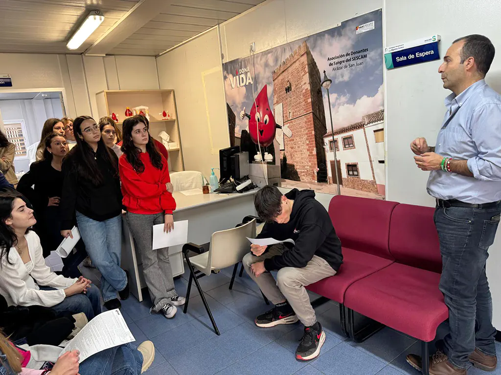 Alumnos del IES Juan Bosco visitan el Punto Fijo de Donación de Sangre del Hospital Mancha Centro